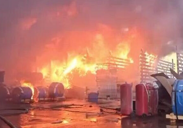 Крупный пожар произошёл на складе с пластиком в Подмосковье