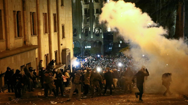 Участники протестов в Тбилиси устроили пожар возле здания парламента
