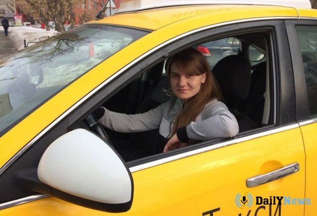 Москвичи ответили на вопрос о том, как они относятся к женщинам за рулем в такси