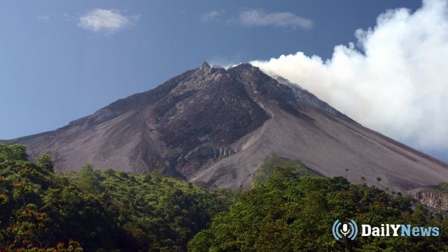 В Индонезии проходят спасательные мероприятия по эвакуации альпинистов, застрявших на вулкане Лаву