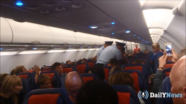 Дебошир на борту самолета выплатит штраф размером в 150 тысяч рублей