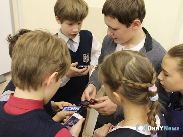 Анна Кузнецова предлагает не пускать в школу детей со смартфонами