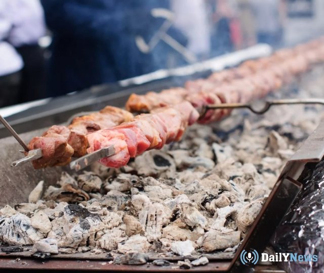 Казахстанцы побили рекорд по приготовлению самого длинного шашлыка в мире