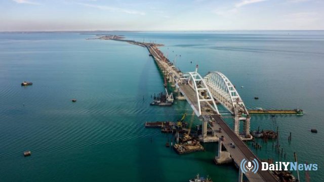 В опору Крымского моста врезался плавкран - подробности