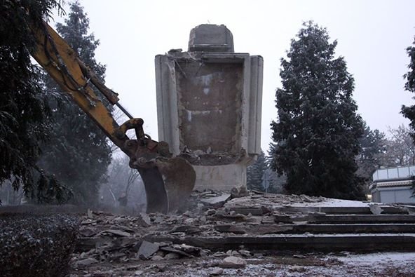 Россия угрожает экономическими санкциями Польше за снос советских памятников