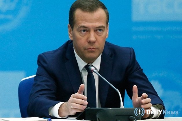 Медведев пригрозил ввести запретительные пошлины на нефтепродукты