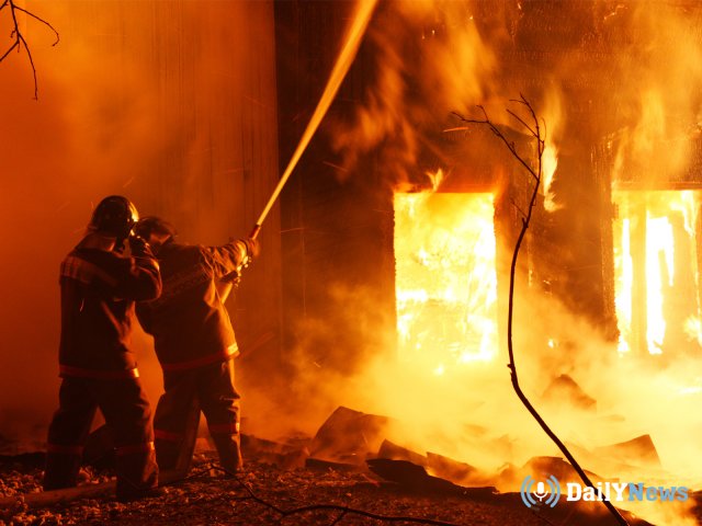 В Иркутске сгорел мебельный магазин
