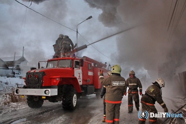 В Санкт-Петербурге проходят работы по тушению пожара