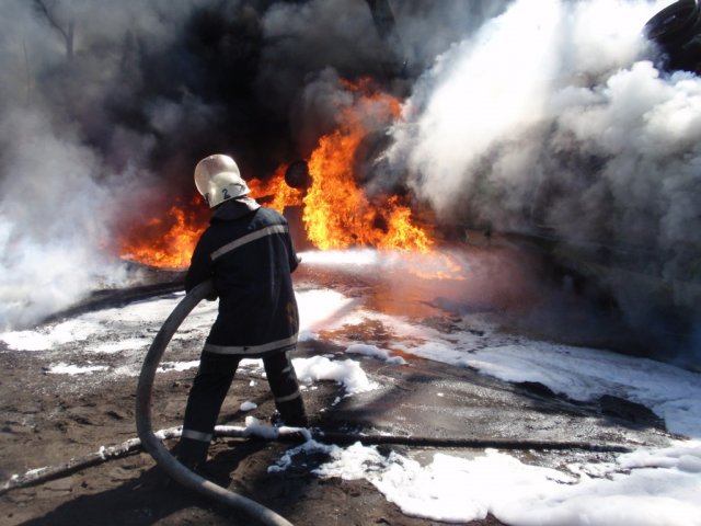 На челябинской промзоне произошло возгорание бензовоза