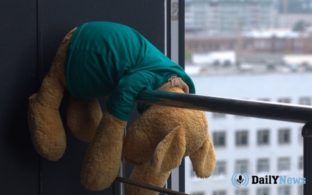 Ребенок, выпавший с балкона девятого этажа, чудом выжил
