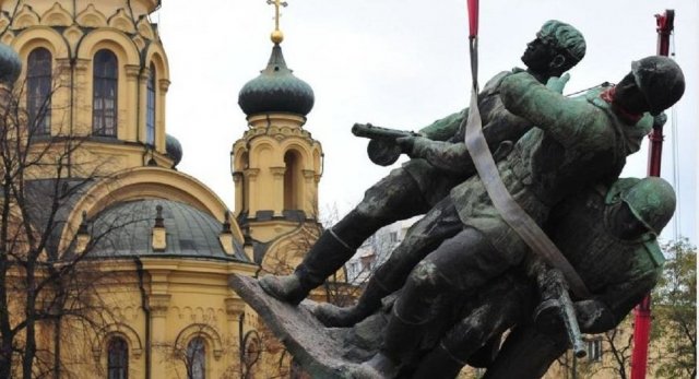 Россия угрожает экономическими санкциями Польше за снос советских памятников