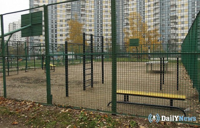 Спортивная площадка в Кирове есть, а входа на нее нет!