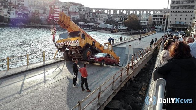 В одном из греческих городов произошло обрушение автомобильного моста.