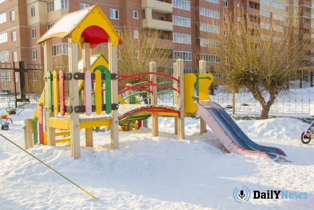 В Междуреченске установили детскую площадку "для галочки"