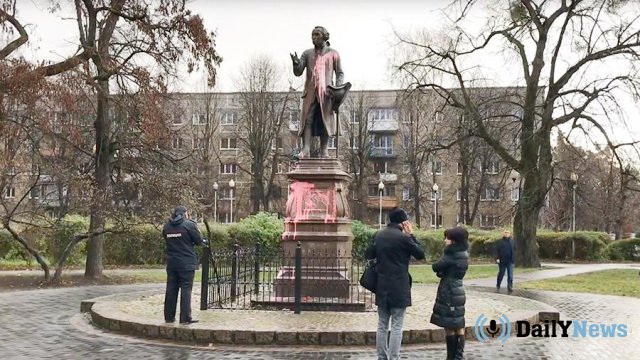 В Калининграде неизвестные облили краской памятник философу Иммануилу Канту
