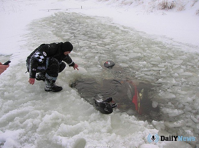 В Кемеровской области снегоход ушёл под лёд