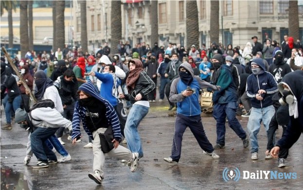 Пятеро полицейских пострадали при нападении митингующих в Чили.