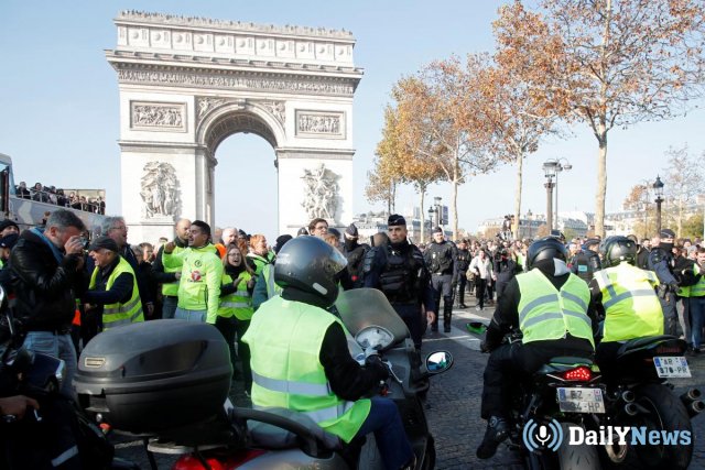 Сотрудники правоохранительных органов в Париже были вынуждены применить слезоточивый газ.