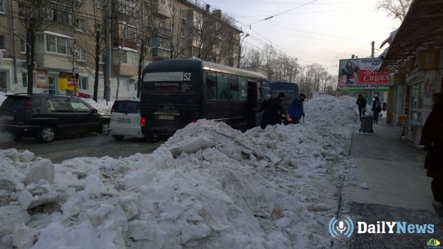 Власти Новосибирска пытаются найти решение проблемы по уборке снега