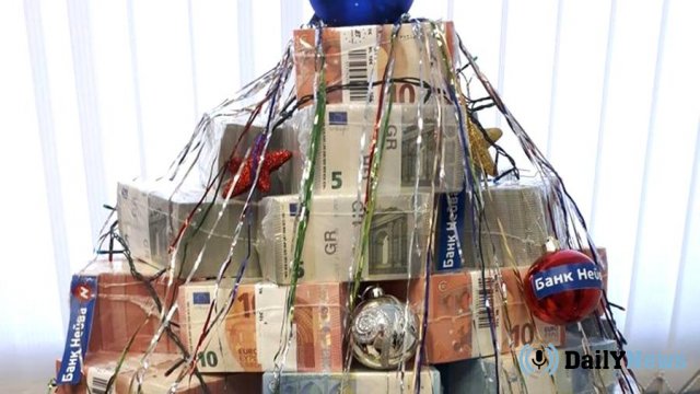 В Екатеринбургском банке «Нейва» соорудили самую дорогую новогоднюю ёлку