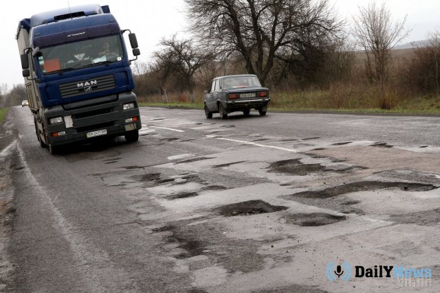 Жители Украины решили самостоятельно отремонтировать трассу национального значения