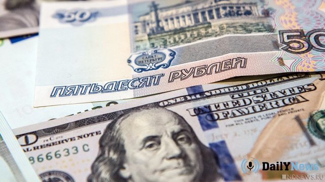 Рубль резко подешевел во второй половине дня торгов в четверг