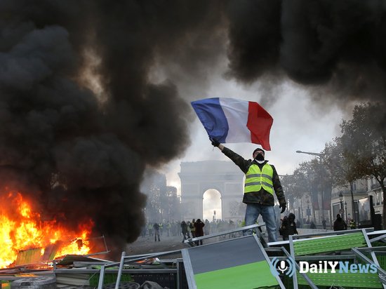 «Жёлтые жилеты» в столице Франции устроили поджог