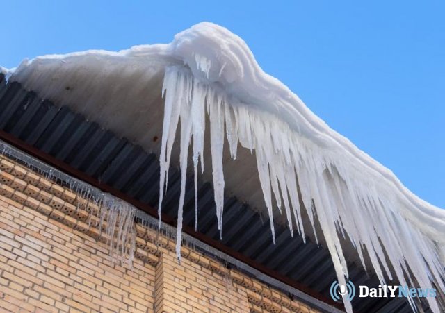 Два человека погибли в Москве от падения льда с крыши дома
