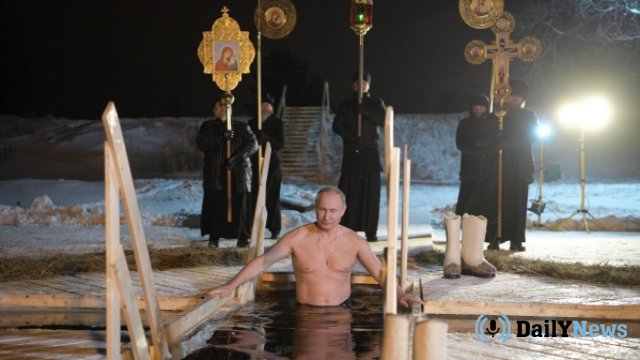 Как Владимир Путин окунулся в проруби на Крещение - фото