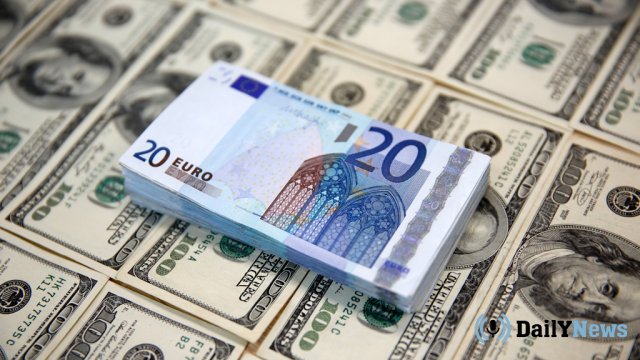 Евро подешевел к доллару - прогноз на ближайшее время