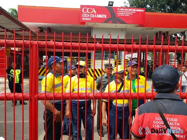 В Мексике на заводе Coca-Cola рабочие устроили забастовку
