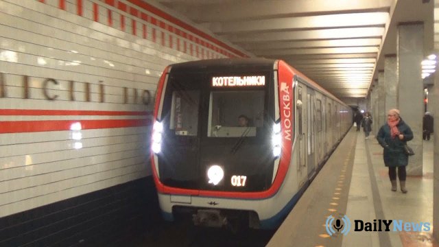 Студент, попавший под поезд в метро Москвы, остался жив