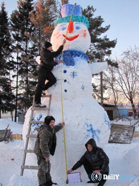О гигантском снеговике рассказали жители поселка Восточный в России