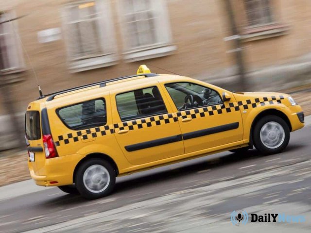 Честный таксист в Москве вернул крупную сумму денег пассажирке