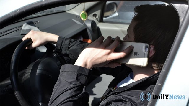 Сотрудник ГИБДД прокомментировал идею повышения штрафов за разговоры по телефону за рулем