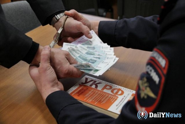 Минского чиновника обвиняют в получении взяток