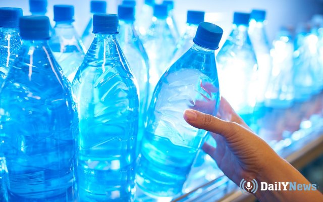Канадский ученый прокомментировал опасностью употребления воды из пластиковых бутылок