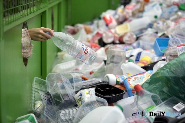 В Европарламенте одобрили запрет на использование пластиковых стаканчиков