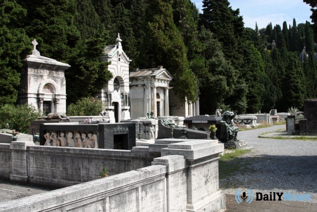 В Италии задержали мужчину, прятавшего наркотики на кладбище