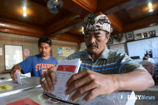 Около 100 членов избиркома в Индонезии умерли