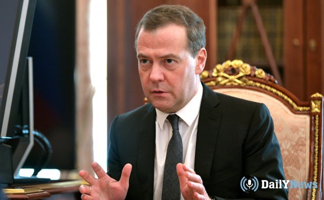 Медведев поручил усовершенствовать график работы школ и детских садов