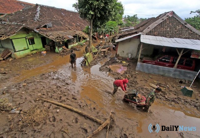 В Индонезии продолжает расти количество жертв наводнения