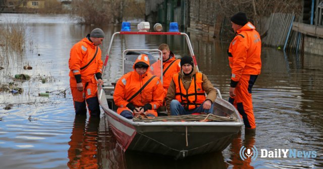 На реке Амур спасатели ищут мужчину, выпавшего из лодки