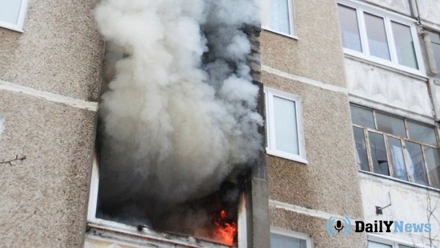 Полицейский в Подмосковье спас людей из горящей квартиры