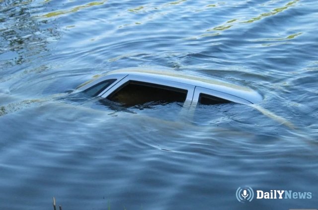 Автомобиль с человеком затонул в реке в Хабаровском крае