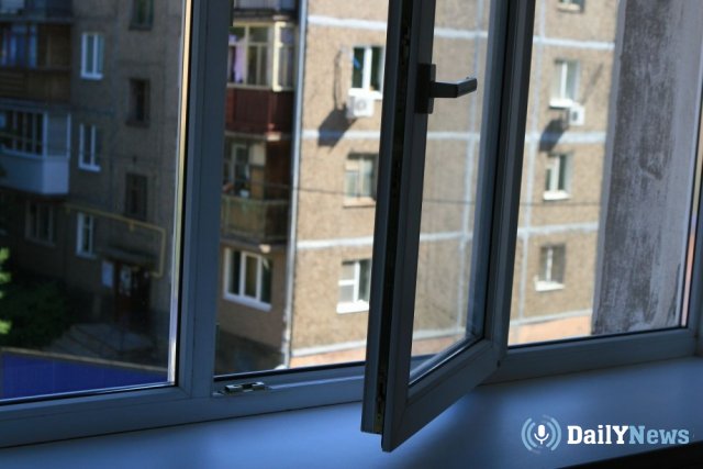 Трехлетний ребенок погиб, выпав из окна многоэтажки в Омске
