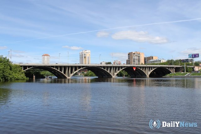 В Екатеринбурге решается вопрос очистки воды в реке после ремонта моста