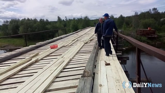 Жители города Серова самостоятельно починили мост