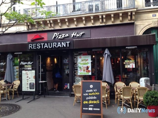 Клиентка парижского ресторана выпила моющее средство вместо напитка