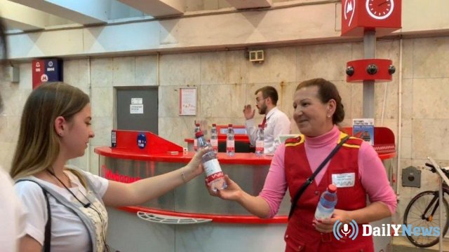 Жителям Москвы помогают спастись от жары в торговых центрах